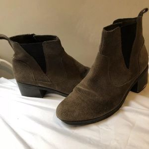 Clark women’s boots size 8.5